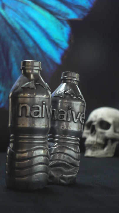 Las esculturas de botellas de agua de aluminio reciclado de Naive Twins